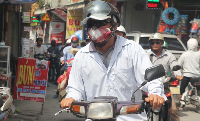 Hà Nội nắng nóng nung người trên 40 độ C Người dân Hà Nội trong cái nắng hơn 40 độ C. Ảnh: Phan Thiên.