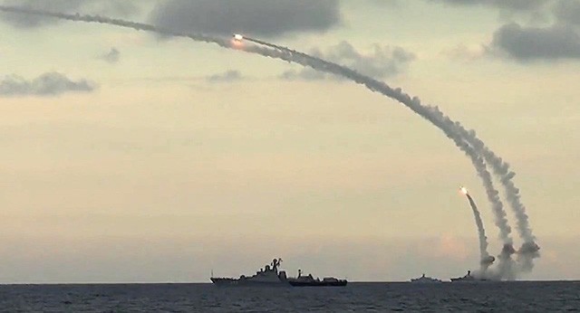 Bản tin 14H: Tàu chiến Nga dội liên tiếp 6 tên lửa vào Syria Nga từng nã tên lửa hành trình Kalibr vào mục tiêu khủng bố ở Syria. (Ảnh: Reuters)