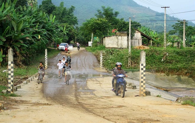 Tìm thấy thi thể cháu bé trong vụ xe ô tô bị lũ cuốn trôi Đập tràn tại xã Linh Thông nơi chiếc xe ôtô gặp nạn. Ảnh: Thu Hằng/TTXVN.