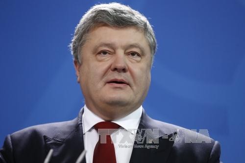 Bản tin 20H: Ukraine tạm hoãn mục tiêu gia nhập NATO Tổng thống Ukraine Petro Poroshenko trong cuộc họp báo ở Berlin, Đức. Ảnh: AFP/TTXVN.
