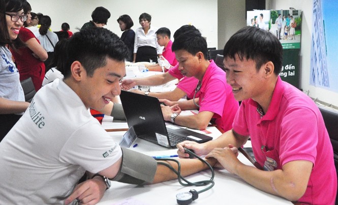 Manulife Việt Nam tiếp tục lan tỏa “trọn tấm lòng” trong hiến máu tình nguyện Tình nguyện viên Manulife Việt Nam tham gia Ngày hội hiến máu 2017.