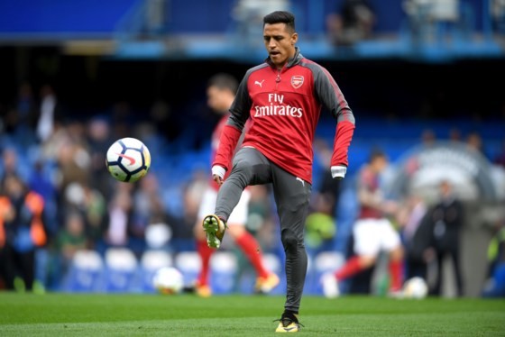 M.U tính kế chiêu mộ ngôi sao Sanchez Alexis Sanchez thất vọng khi bị gạt lên ghế dự bị ở trận hòa Chelsea mới đây. Ảnh: Getty Images.