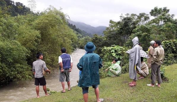 Người đàn ông bị lũ cuốn mất tích khi đi qua suối Người đàn ông bị lũ cuốn mất tích khi đi qua suối