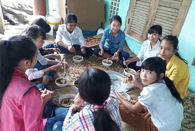 Bí thư đoàn xã cưu mang 16 học sinh trong ngày bão lũ Bí thư đoàn xã cưu mang 16 học sinh trong ngày bão lũ