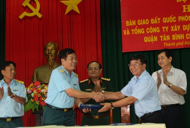 Quân đội bàn giao hơn 7.300 m2 đất khu vực sân bay cho TPHCM Quân đội bàn giao hơn 7.300 m2 đất khu vực sân bay cho TPHCM