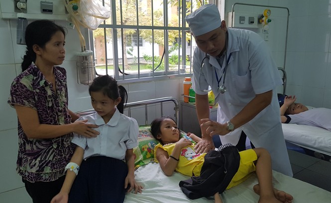 Vụ ngộ độc Hậu Giang: Do quy trình pha chế không đảm bảo Các học sinh tiểu học ở thị xã Ngã Bảy nhập viện sau khi uống sữa Milo.