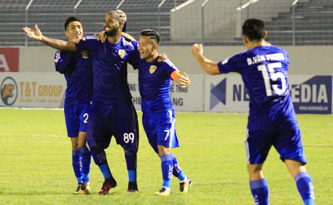 Quảng Nam mở toang cánh cửa vô địch V-League Đinh Thanh Trung (7) ấn định chiến thắng 2-1 cho Quảng Nam.