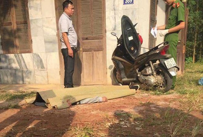 Bản tin 14H: Phát hiện nam thanh niên chết gục bên căn nhà hoang Hiện trường nạn nhân tử vong