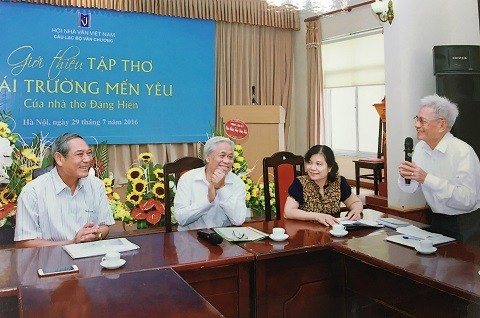 Kỷ niệm ngày 20/11: Bài ca sư phạm Nhà giáo ưu tú, nhà thơ Đặng Hiển tại buổi giới thiệu tập thơ Mái trường mến yêu