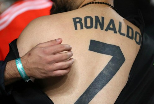 'Fan cuồng' xăm tên và biểu tượng của Ronaldo Hình xăm nổi bật trên lưng được chụp lại trong trận đấu giữa Real và APOEL Nicosia. Ảnh: AP.