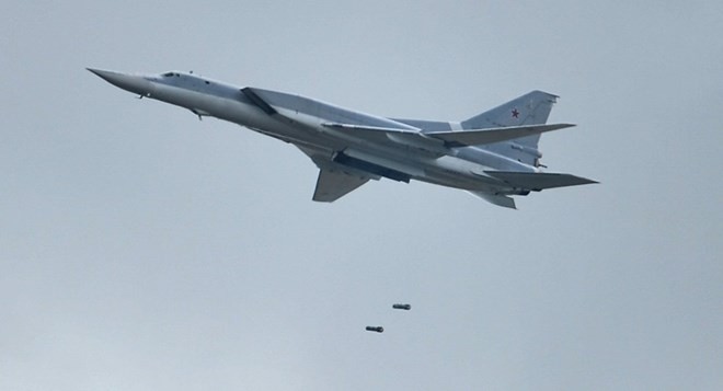 Bản tin 8H: 6 oanh tạc cơ Nga dội bom mục tiêu IS tại Syria Máy bay ném bom tầm xa TU-22M3 của Nga. Nguồn: Sputnik.