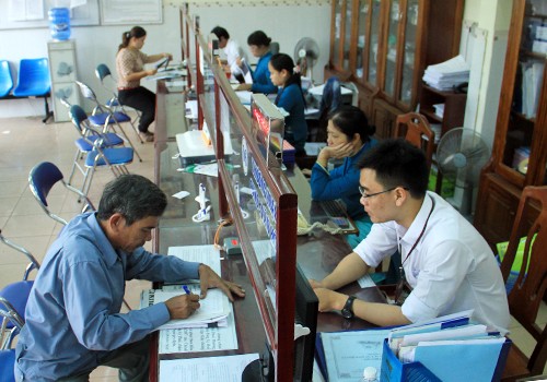 Động viên cán bộ nghỉ hưu trước tuổi bằng cơ chế đãi ngộ Công chức tại khu vực một cửa ở Đà Nẵng trong giờ làm việc. Ảnh: Vnexpress