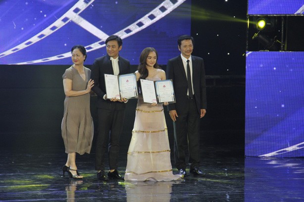 Kaity Nguyễn và 'Em chưa 18' giành giải Bông sen vàng Nam/Nữ diễn viên chính xuất sắc nhất tại LHP Việt Nam lần thứ 20 được trao cho diễn viên Quý Bình và diễn viên Kaity Nguyễn. Trước đó, NSND Đặng Nhật Minh, trưởng BGK LHP đánh giá rất cao diễn xuất của diễn viên trẻ Kaity Nguyễn.