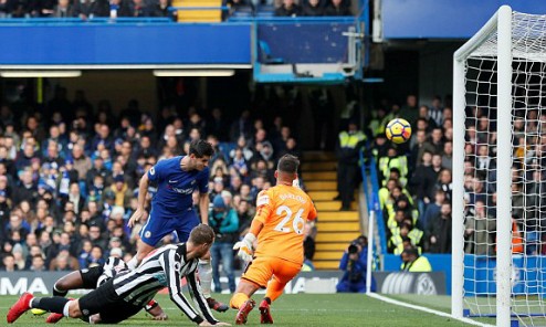 Morata trên đường trở thành 'Vua không chiến' ở châu Âu Khả năng đánh đầu đẳng cấp cho thấy Morata rất phù hợp với Ngoại hạng Anh. Ảnh: Reuters.
