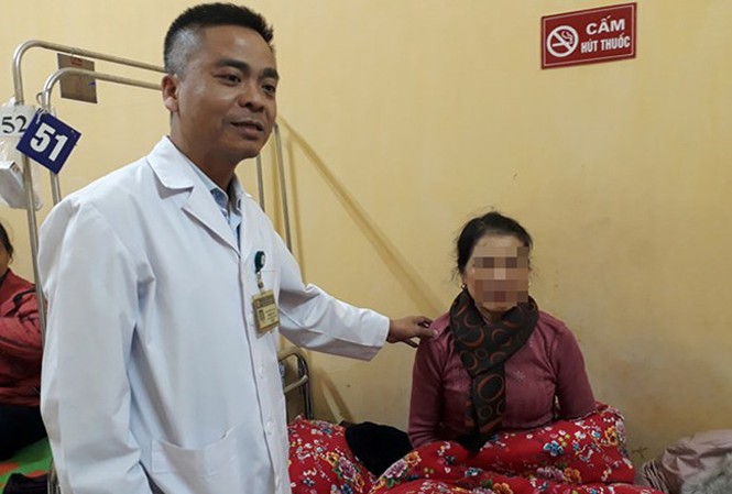 Nhiễm sán bị chẩn đoán nhầm mắc ung thư giai đoạn cuối Bác sĩ Thọ đang điều trị cho bệnh nhân H. Ảnh: HQ.