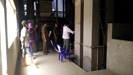 Đứt cáp thang máy tự chế, nữ công nhân chết thảm Hiện trường vụ đứt cáp thang máy tự chế khiến nữ công nhân chết thảm.