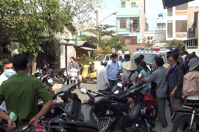 Nữ giáo viên chết bất thường trong bụi rậm ở Sài Gòn Công an đang khám nghiệm hiện trường.