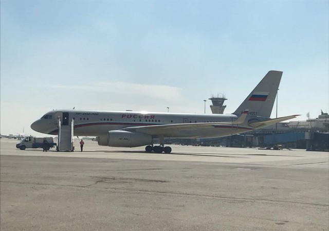 Bản tin 20H: Máy bay chở quan chức VIP của Nga xuất hiện ở Syria? Máy bay Tu-204-300 mang số hiệu đăng ký RA-64057 của Nga hạ cánh ở Syria. Ảnh: Twitter.