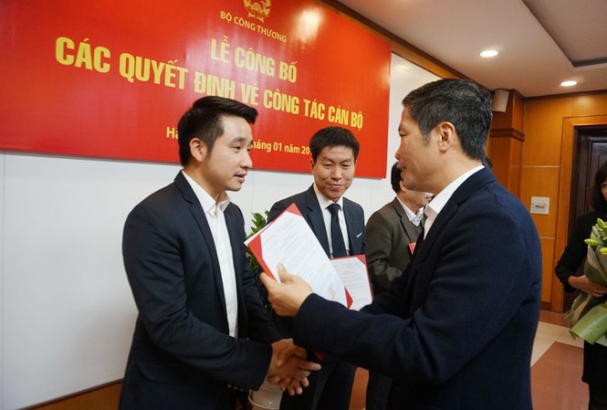 Bổ nhiệm Phó chánh văn phòng tuổi 34, Ban chỉ đạo 389 nói gì? Ông Vũ Hùng Sơn (bìa trái) nhận quyết định của Bộ trưởng Công Thương bổ nhiệm làm Phó cục trưởng cục quản lý thị trường và quyết định biệt phái sang ban 389.