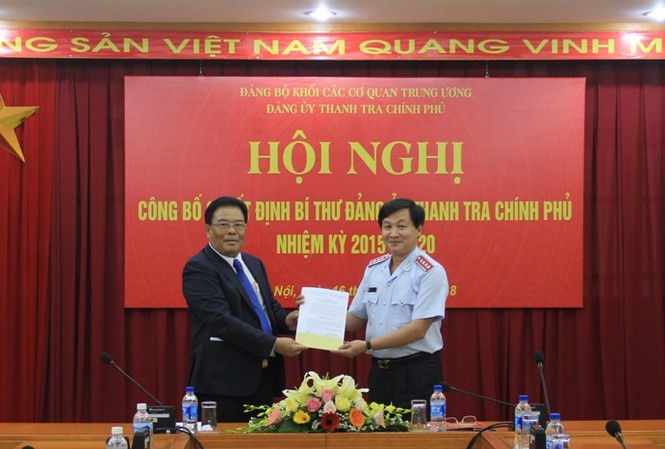 Công bố quyết định chỉ định Bí thư Đảng ủy Thanh tra Chính phủ Đồng chí Sơn Minh Thắng trao quyết định và chúc mừng đồng chí Lê Minh Khái. Ảnh Thanhtra.gov.vn.