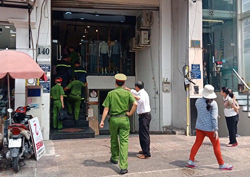 Nam thanh niên bị thang máy toà nhà ở Sài Gòn kẹp cổ Cảnh sát vào cứu nạn nhân. Ảnh: Tin Tin.