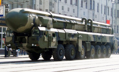 Bản tin 14H: Nga tháo dỡ tên lửa xuyên lục địa cũ để lấy vàng Xe chở kiêm bệ phóng đạn của tổ hợp Topol. Ảnh: Wikipedia.
