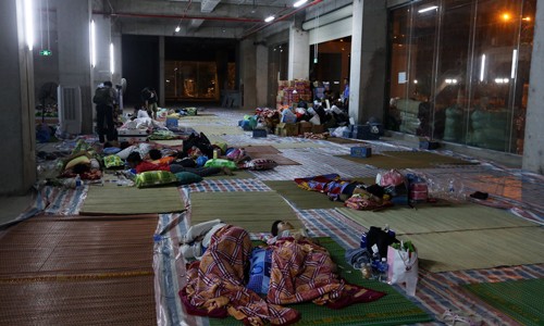 Bản tin 20H: 500 cư dân chung cư Carina 'cầu cứu' Thủ tướng Sau vụ hỏa hoạn làm 13 người chết, hàng trăm cư dân của chung cư Carina Plaza đang phải tá túc ở chung cư đối diện. Ảnh: VnExpress.