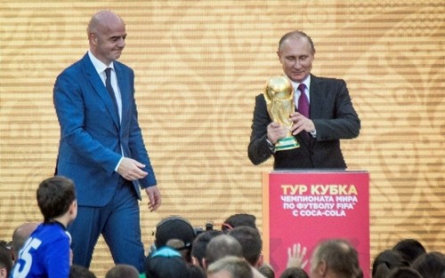 Sáu nước ủng hộ Anh, tẩy chay lễ khai mạc World Cup 2018 Tổng thống Nga, Putin bên cạnh Chủ tịch FIFA, Infantino. Ảnh: Reuters.