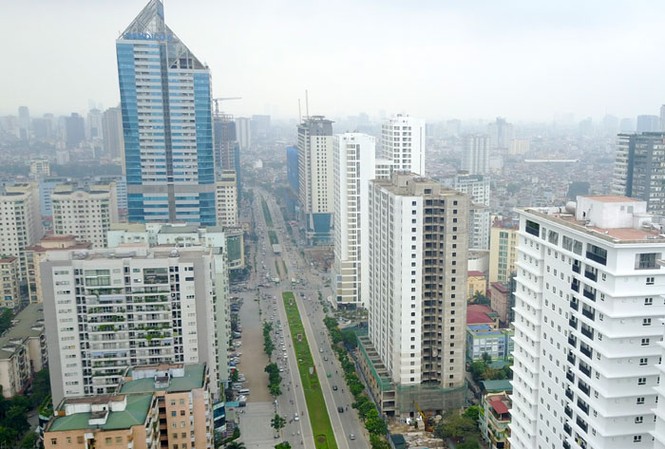 Nghịch cảnh cao ốc 'ép' hạ tầng giao thông Trục đường Lê Văn Lương - Tố Hữu với các tòa nhà cao tầng dày đặc. Ảnh: Phạm Hùng.