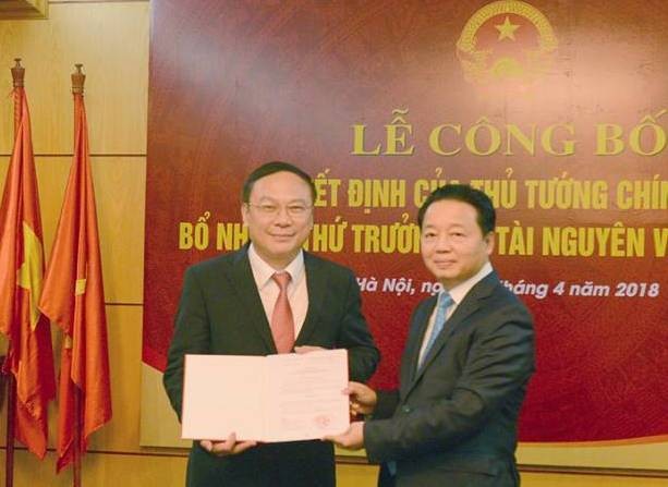 Công bố quyết định của Thủ tướng Chính phủ về công tác cán bộ Thừa ủy quyền của Thủ tướng Chính phủ, Bộ trưởng Bộ TN&MT Trần Hồng Hà đã trao quyết định của Thủ tướng cho tân Thứ trưởng Lê Công Thành. Ảnh báo TNMT.