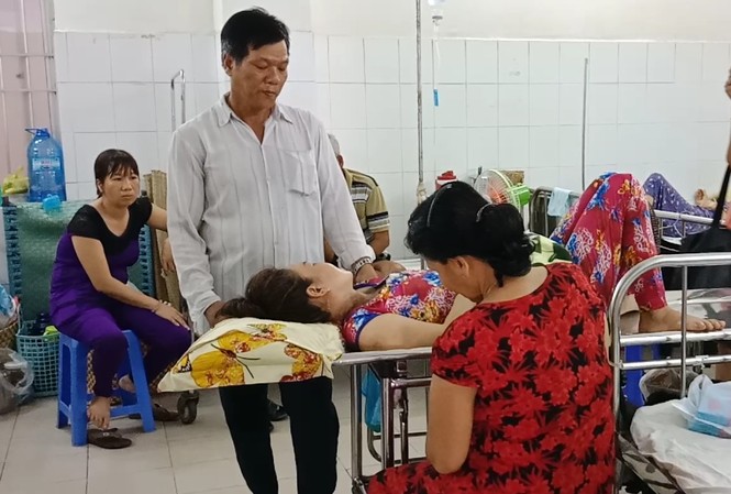 Người phụ nữ thoát chết sau khi bị sét đánh ngoài ruộng Chị T. đã dần hồi phục. Ảnh: Kim Hà.