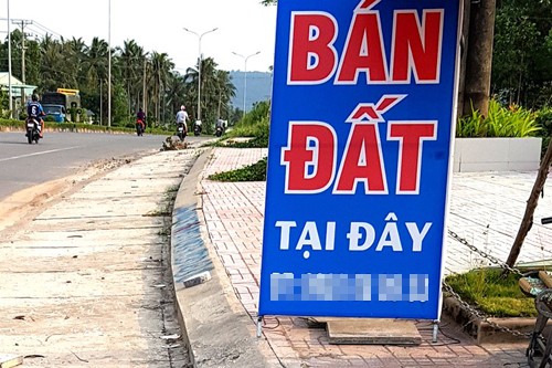 Những cơn sốt đầu tư ở ba đặc khu tương lai Một trong những áp phích rao bán đất ở trục đường chính của huyện đảo Phú Quốc.
