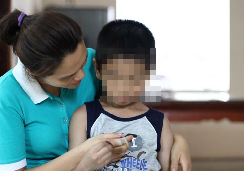 Gia đình muốn hai bé bị trao nhầm ở Ba Vì về sống chung một nhà Bé H sà vào lòng mẹ nuôi, chị Hiền, khi đi học về. ảnh: Phan Dương.