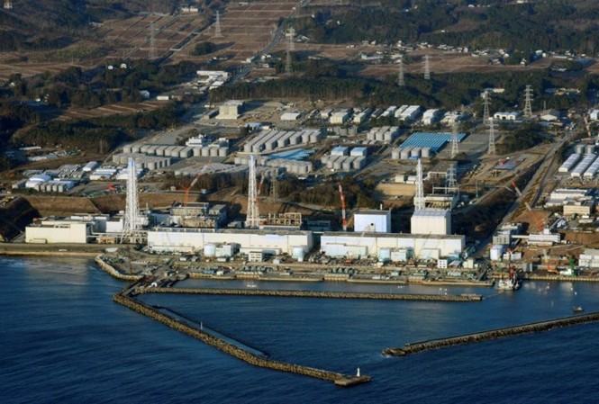 7 năm sau thảm họa Fukushima, chất phóng xạ vẫn có trong rượu Mỹ Công ty Điện lực Tokyo (TEPCO), đơn vị chủ quản nhà máy điện hạt nhân Fukushima, đã đưa vào hoạt động bức tường băng xây dựng ngầm quanh khu vực nhiễm phóng xạ. Ảnh: Reuters.