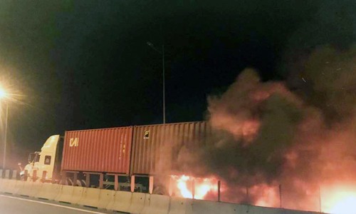 Bản tin 8H: Ôtô cháy ngùn ngụt sau cú tông container, 2 người chết Hiện trường vụ tai nạn.