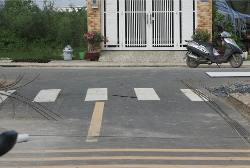 'Đen đủi' khi mua nhà có đường đâm thẳng vào? Dù nhiều người nói, mua nhà ở ngã ba đường là không nên, nhưng anh Bình thấy quyết định của mình là đúng và phù hợp. Ảnh: P.T.