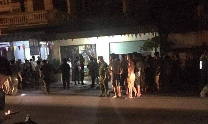 Bắt nghi can giết nữ chủ nhà nghỉ ở Hải Phòng Người dân hiếu kỳ xem lực lượng chức năng khám nghiệm hiện trường vụ việc. Ảnh: CTV.
