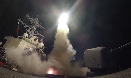 Bản tin 20H: Mỹ đe dọa mở cuộc không kích mới nhằm vào Syria Tàu chiến Mỹ phóng tên lửa vào lãnh thổ Syria hôm 7/4/2017. Ảnh: US Navy.