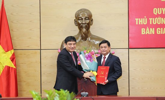 Nghệ An có chủ tịch tỉnh sinh năm 1976 Bí thư Tỉnh uỷ Nghệ An Nguyễn Đắc Vinh trao các quyết định cho ông Thái Thanh Quý (bên phải). Ảnh: baonghean.vn.