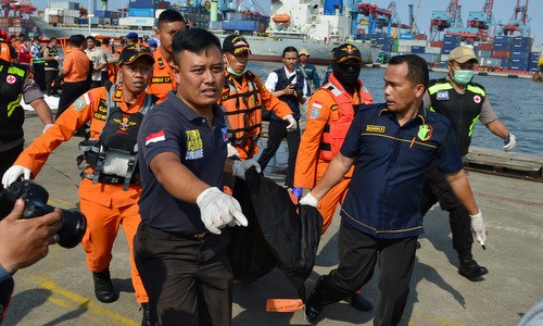 Bản tin 20H: Tin mới nhất vụ máy bay chở 189 người đâm xuống biển Lực lượng cứu hộ đưa thi thể một nạn nhân vào bờ chiều 29/10. Ảnh: Reuters.
