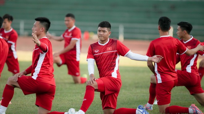Vé trận Lào – Việt Nam ở AFF Cup: Giá rẻ giật mình Đội tuyển Việt Nam tạo nên bầu không khí rất sôi động tại Vientiane. Ảnh: H.L.