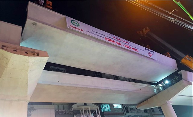 Hợp long toàn tuyến trên cao đường sắt ga Hà Nội - Nhổn Phiến dầm cuối cùng của tuyến đường sắt ga Hà Nội - Nhổn được lắp đặt thành công.