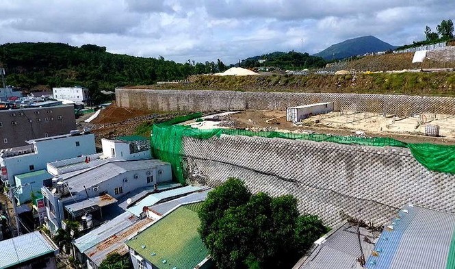 Tổng kiểm tra dự án trên các đồi tại Nha Trang Tường Dự án Đồi Xanh Nha Trang chưa được cấp phép nhưng đã làm gần xong.