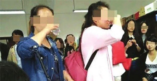 Thầy giáo kiểm tra tửu lượng của sinh viên Thầy giáo kiểm tra tửu lượng của sinh viên
