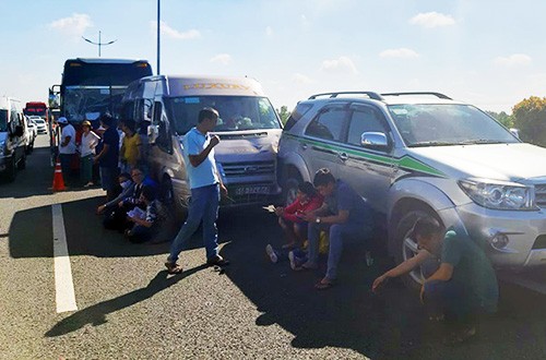 7 ôtô tông liên hoàn trên cao tốc Trung Lương Hành khách trên các xe bị nạn ngồi vật vờ trên cao tốc. Ảnh: An Nam.