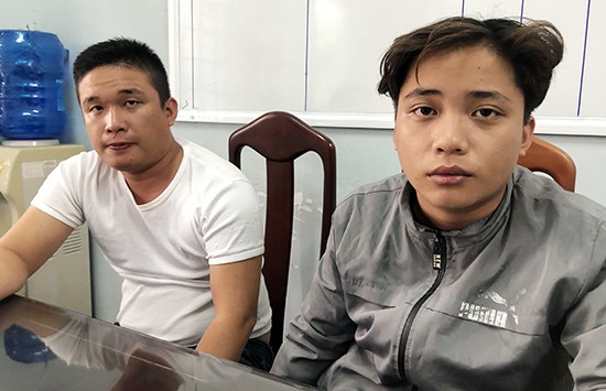 Gọi anh trai tới Bùi Ngọc Thanh (trái) và Bùi Ngọc Tú tại công an. Ảnh: Xuân Ngọc.
