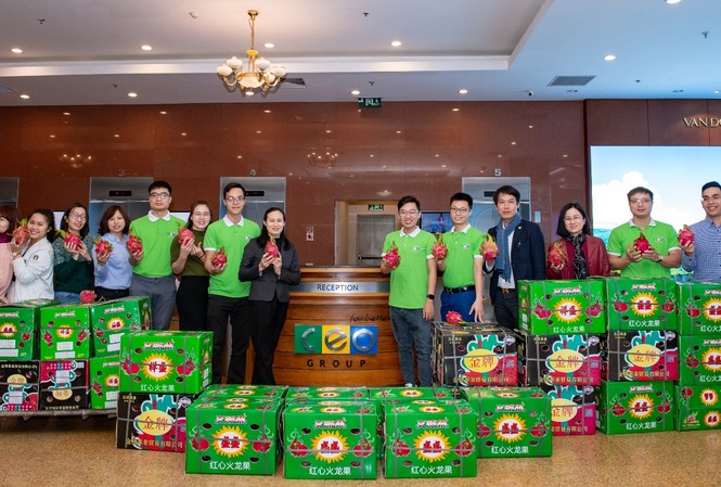 Tinh thần tương ái của doanh nghiệp Việt giữa đại dịch Covid-19 Tập đoàn CEO thu mua 2 tấn thanh long ủng hộ bà con nông dân Bình Thuận