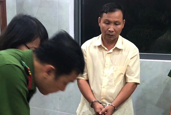 Bắt khẩn cấp giám đốc bán dự án 'ma' ở Sài Gòn Cảnh sát đọc lệnh bắt ông Tài. Ảnh: Nhật Vy.