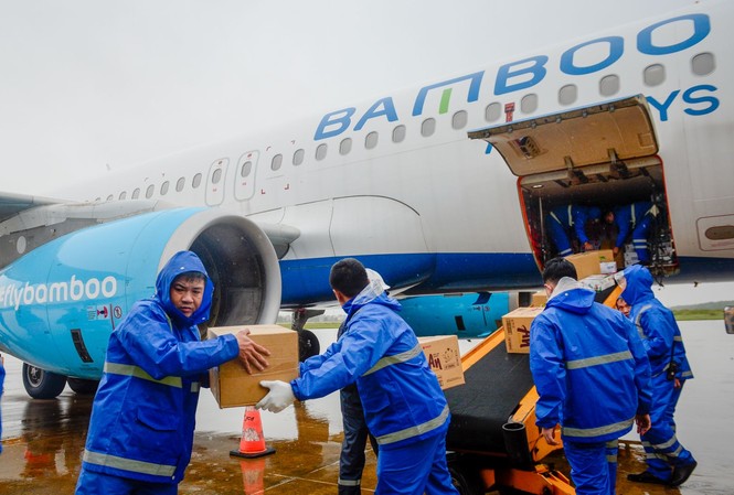 Bamboo Airways cấp tập đưa bác sĩ, hàng hóa y tế vào hỗ trợ đồng bào miền Trung Các chuyến bay nằm trong chiến dịch "Sát cánh cùng miền Trung ruột thịt" của Bamboo Airways.