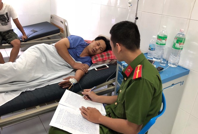 Giám đốc công ty vận tải tố bị đánh hội đồng bằng tuýp sắt Giám đốc công ty vận tải tại Khánh Hòa làm việc với cơ quan công an.